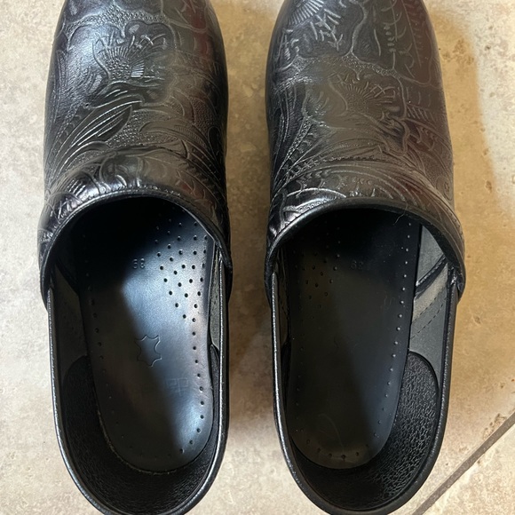 Dansko Clogs Black tooled embossed leather. Size 39 - Picture 3 of 10